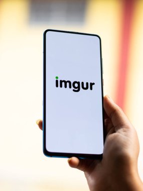 Assam, Hindistan - 18 Mayıs 2021: Telefon ekranında Imgur logosu.