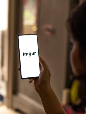 Assam, Hindistan - 18 Mayıs 2021: Telefon ekranında Imgur logosu.