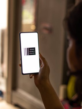 Assam, Hindistan - 18 Mayıs 2021: John Lewis & Partners 'ın telefon ekranındaki logosu.