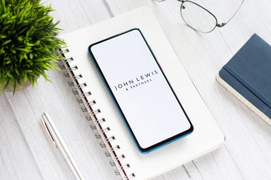Assam, Hindistan - 18 Mayıs 2021: John Lewis & Partners 'ın telefon ekranındaki logosu.
