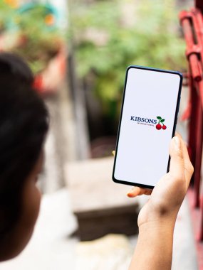 Assam, Hindistan - 18 Mayıs 2021: Telefon ekranında Kibsons logosu.