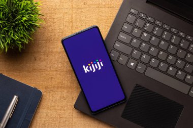 Assam, Hindistan - 18 Mayıs 2021: Telefon ekranında Kijiji logosu.