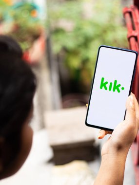 Assam, Hindistan - 18 Mayıs 2021: Telefon ekranı görüntüsünde Kik Messenger logosu.