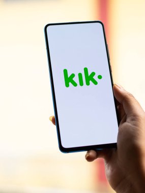Assam, Hindistan - 18 Mayıs 2021: Telefon ekranı görüntüsünde Kik Messenger logosu.