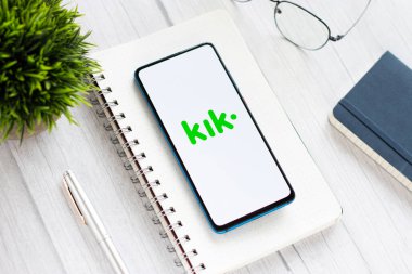 Assam, Hindistan - 18 Mayıs 2021: Telefon ekranı görüntüsünde Kik Messenger logosu.