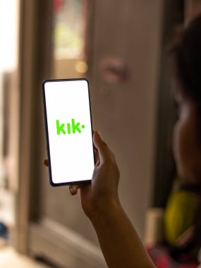 Assam, Hindistan - 18 Mayıs 2021: Telefon ekranı görüntüsünde Kik Messenger logosu.