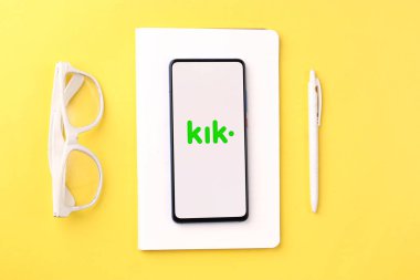 Assam, Hindistan - 18 Mayıs 2021: Telefon ekranı görüntüsünde Kik Messenger logosu.