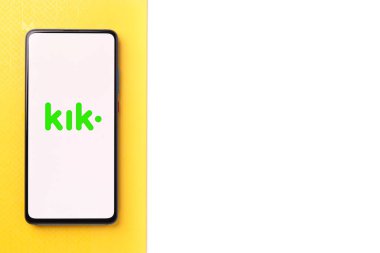 Assam, Hindistan - 18 Mayıs 2021: Telefon ekranı görüntüsünde Kik Messenger logosu.
