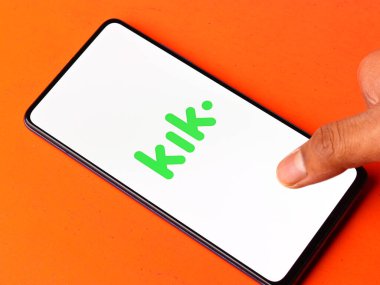Assam, Hindistan - 18 Mayıs 2021: Telefon ekranı görüntüsünde Kik Messenger logosu.