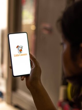 Assam, Hindistan - 18 Mayıs 2021: Telefon ekranındaki küçük Caesars logosu.