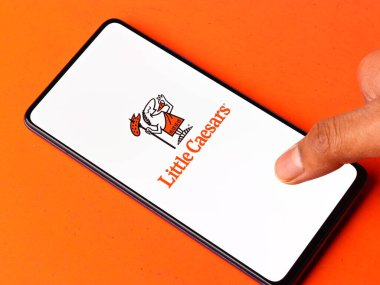 Assam, Hindistan - 18 Mayıs 2021: Telefon ekranındaki küçük Caesars logosu.