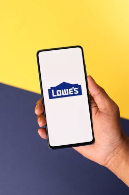 Assam, Hindistan - 18 Mayıs 2021: Lowe 'un telefon ekranındaki logosu.