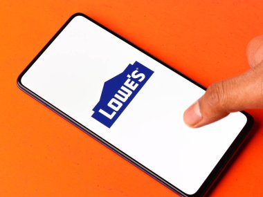 Assam, Hindistan - 18 Mayıs 2021: Lowe 'un telefon ekranındaki logosu.