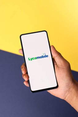 Assam, Hindistan - 18 Mayıs 2021: Telefon ekranında Lycamobile logosu.