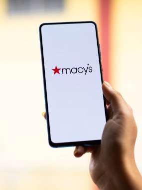 Assam, Hindistan - 18 Mayıs 2021: Macy 'nin telefon ekranındaki logosu.