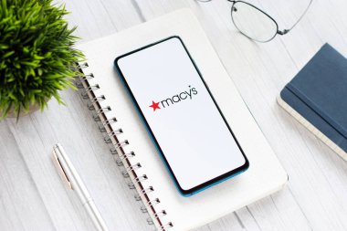 Assam, Hindistan - 18 Mayıs 2021: Macy 'nin telefon ekranındaki logosu.