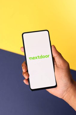 Assam, Hindistan - 18 Mayıs 2021: Telefon ekranında Nextdoor logosu.
