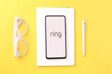 Assam, Hindistan - 18 Mayıs 2021: Telefon ekranında halka logosu.