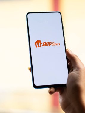 Assam, Hindistan - 18 Mayıs 2021: Bulaşık Tabakları logosunu telefon ekranı görüntüsünde atla.