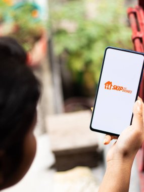 Assam, Hindistan - 18 Mayıs 2021: Bulaşık Tabakları logosunu telefon ekranı görüntüsünde atla.