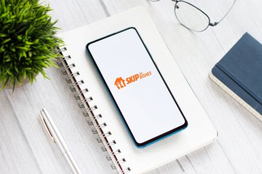 Assam, Hindistan - 18 Mayıs 2021: Bulaşık Tabakları logosunu telefon ekranı görüntüsünde atla.