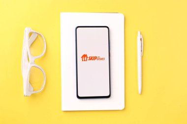 Assam, Hindistan - 18 Mayıs 2021: Bulaşık Tabakları logosunu telefon ekranı görüntüsünde atla.