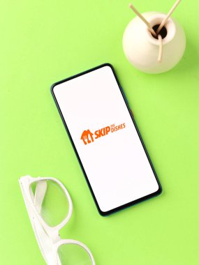 Assam, Hindistan - 18 Mayıs 2021: Bulaşık Tabakları logosunu telefon ekranı görüntüsünde atla.