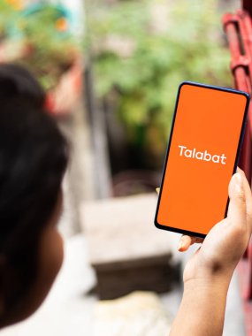 Assam, Hindistan - 18 Mayıs 2021: Talabat logosu telefon ekranı görüntüsü.