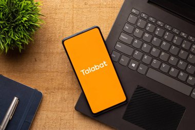 Assam, Hindistan - 18 Mayıs 2021: Talabat logosu telefon ekranı görüntüsü.