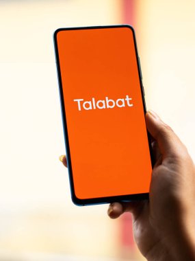 Assam, Hindistan - 18 Mayıs 2021: Talabat logosu telefon ekranı görüntüsü.