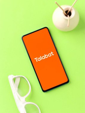 Assam, Hindistan - 18 Mayıs 2021: Talabat logosu telefon ekranı görüntüsü.