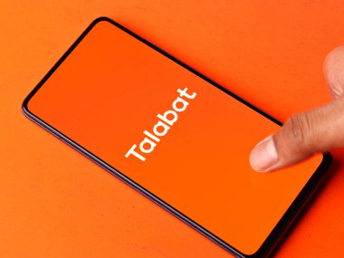 Assam, Hindistan - 18 Mayıs 2021: Talabat logosu telefon ekranı görüntüsü.