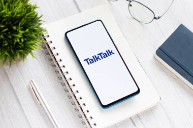 Assam, Hindistan - 18 Mayıs 2021: Telefon ekranı görüntüsünde Talk logosu.