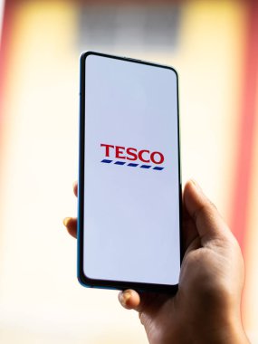 Assam, Hindistan - 18 Mayıs 2021: Telefon ekranında Tesco logosu.