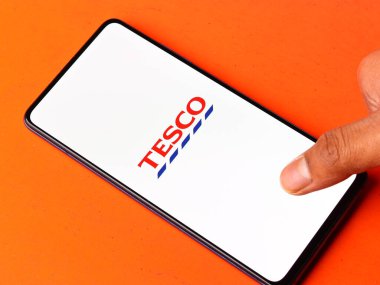 Assam, Hindistan - 18 Mayıs 2021: Telefon ekranında Tesco logosu.