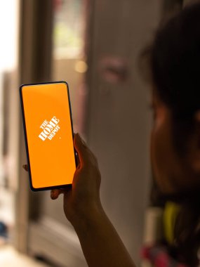 Assam, Hindistan - 18 Mayıs 2021: Telefon ekranındaki Home Depot logosu.