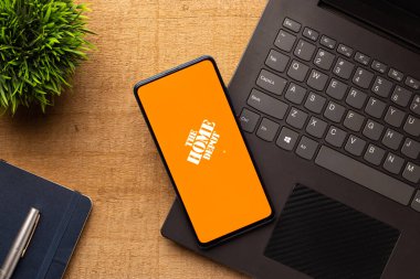 Assam, Hindistan - 18 Mayıs 2021: Telefon ekranındaki Home Depot logosu.