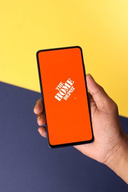 Assam, Hindistan - 18 Mayıs 2021: Telefon ekranındaki Home Depot logosu.