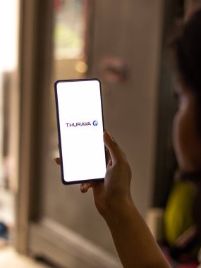 Assam, Hindistan - 18 Mayıs 2021: Telefon ekranı görüntüsünde Thuraya logosu.