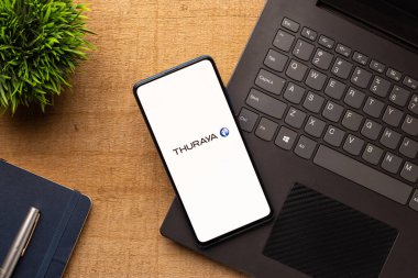 Assam, Hindistan - 18 Mayıs 2021: Telefon ekranı görüntüsünde Thuraya logosu.