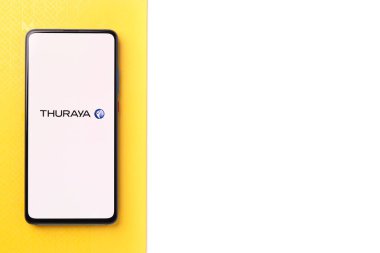 Assam, Hindistan - 18 Mayıs 2021: Telefon ekranı görüntüsünde Thuraya logosu.