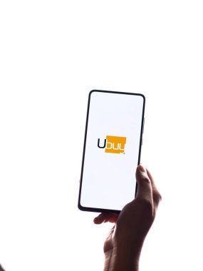 Assam, Hindistan - 18 Mayıs 2021: Telefon ekranında Ubuy logosu.