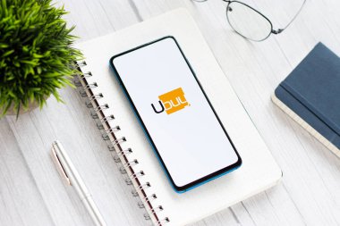 Assam, Hindistan - 18 Mayıs 2021: Telefon ekranında Ubuy logosu.