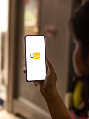 Assam, Hindistan - 18 Mayıs 2021: Telefon ekranında Ubuy logosu.