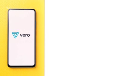 Assam, Hindistan - 18 Mayıs 2021: Telefon ekranında Vero logosu.
