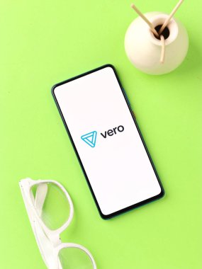 Assam, Hindistan - 18 Mayıs 2021: Telefon ekranında Vero logosu.
