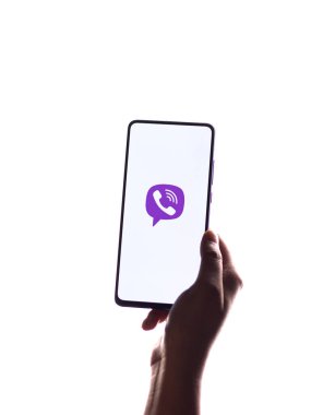 Assam, Hindistan - 18 Mayıs 2021: Telefon ekranında Viber logosu.