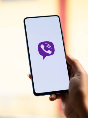 Assam, Hindistan - 18 Mayıs 2021: Telefon ekranında Viber logosu.