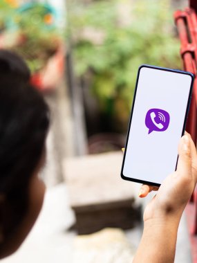 Assam, Hindistan - 18 Mayıs 2021: Telefon ekranında Viber logosu.