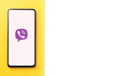 Assam, Hindistan - 18 Mayıs 2021: Telefon ekranında Viber logosu.